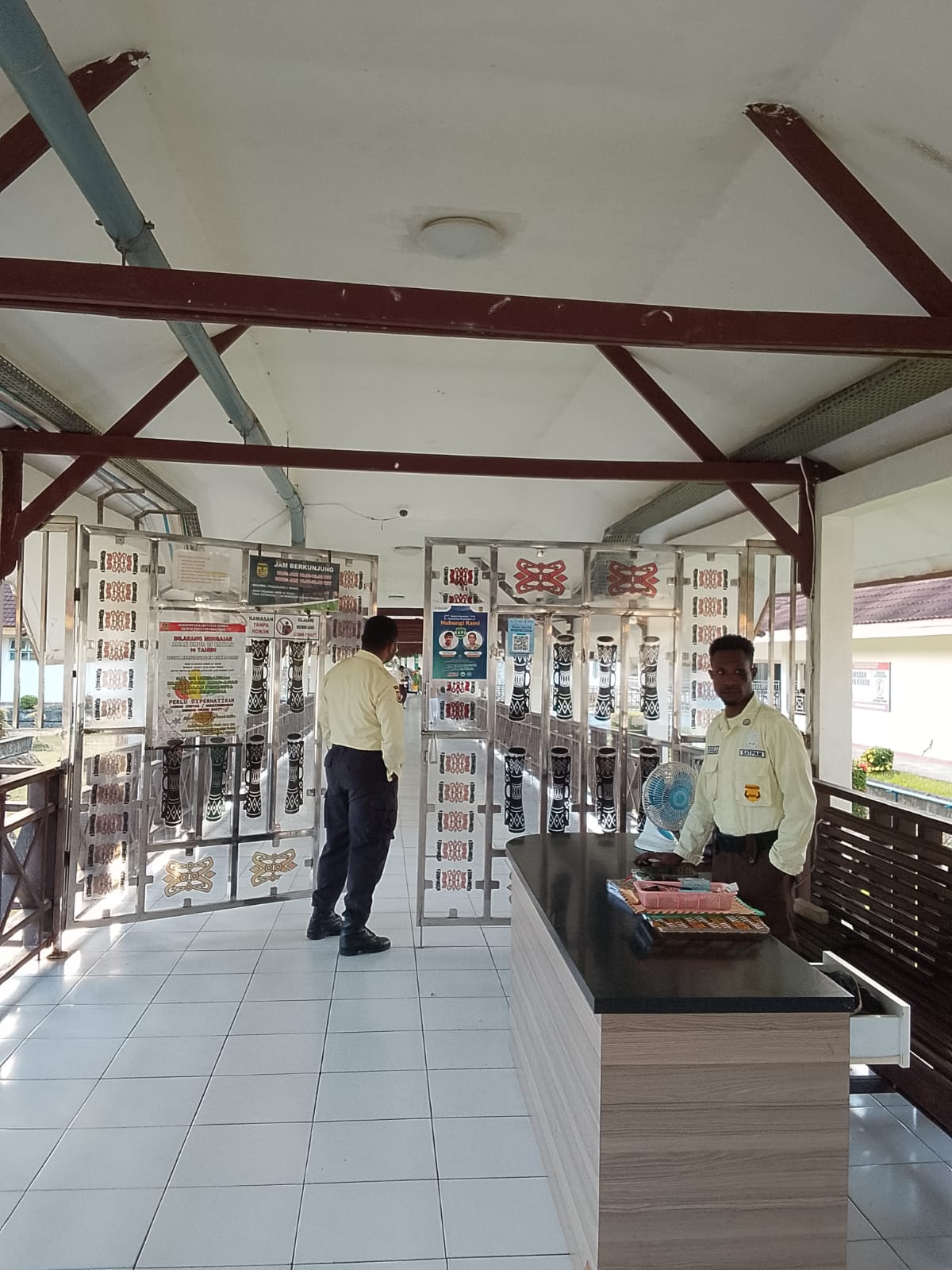 Personel Satpam mengawasi akses masuk fasilitas RSUD Mimika