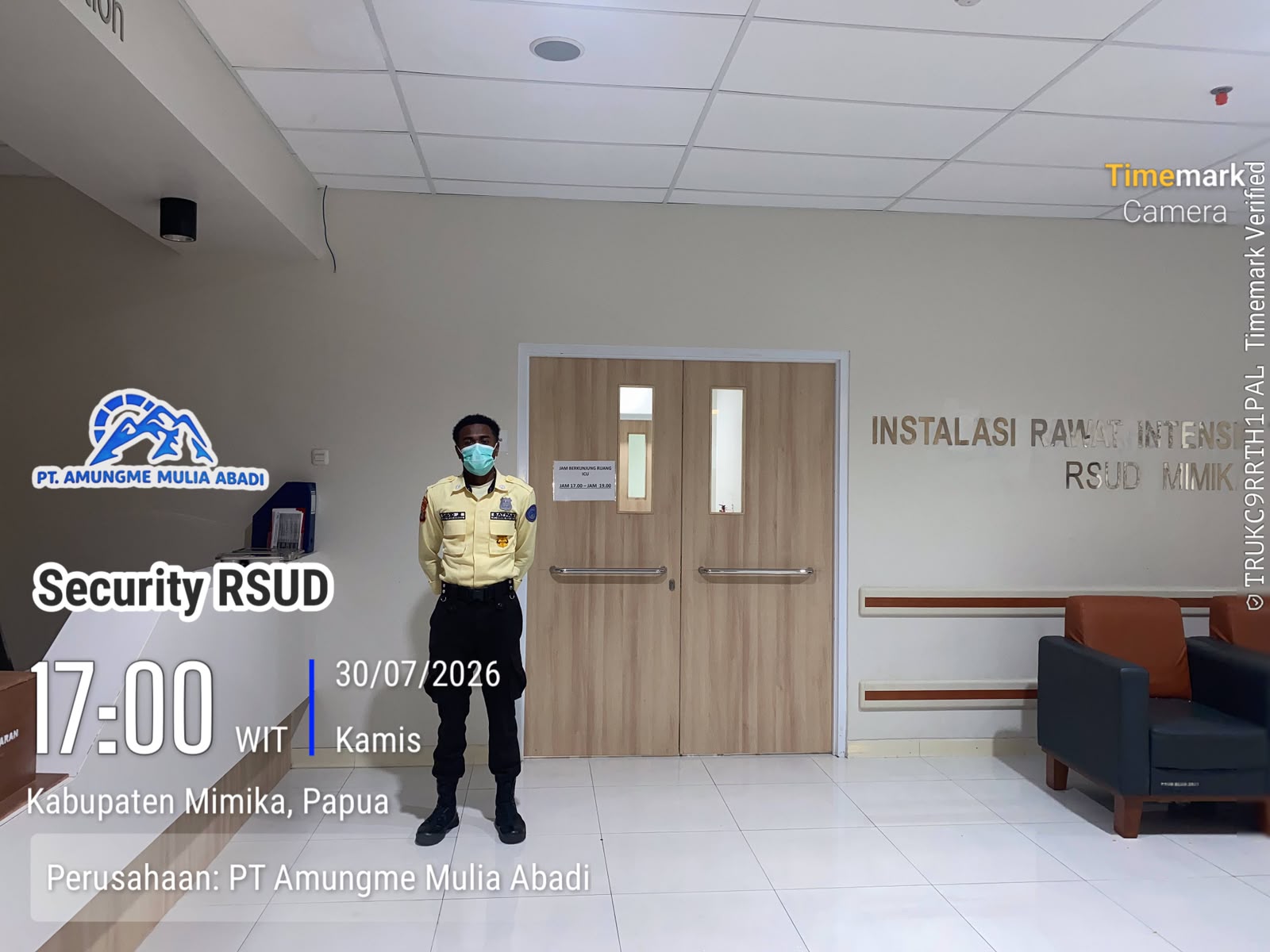 Personel Satpam PT. Amungme Mulia Abadi berjaga di area ICU RSUD Mimika