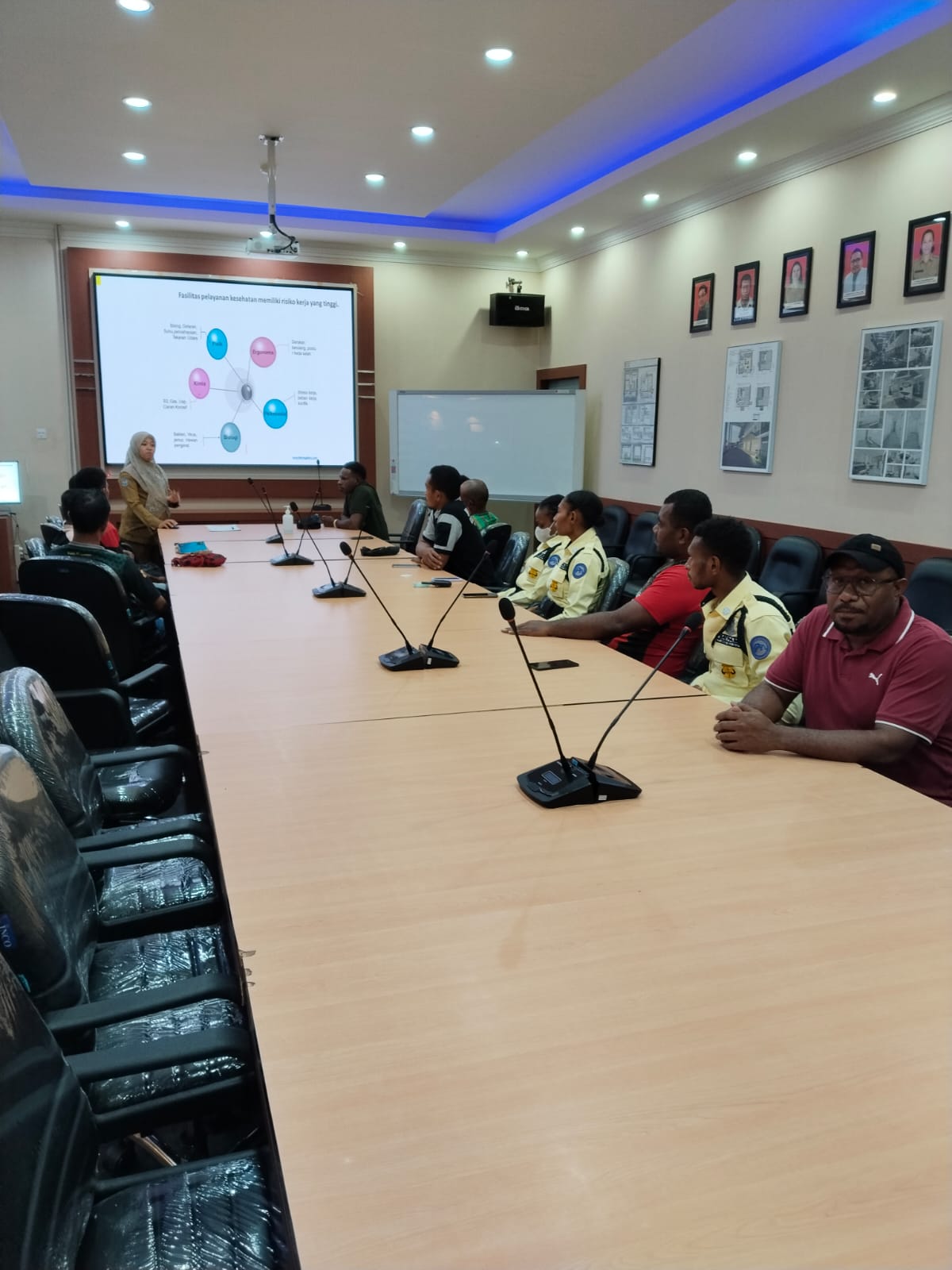 Kegiatan orientasi personel pengamanan di ruang pertemuan RSUD Mimika