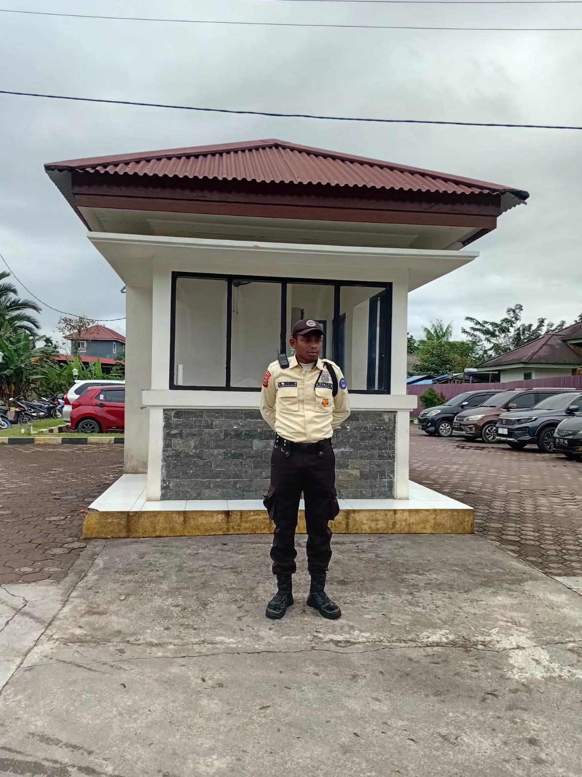 Personel Satpam PT. Amungme Mulia Abadi melakukan penjagaan pos