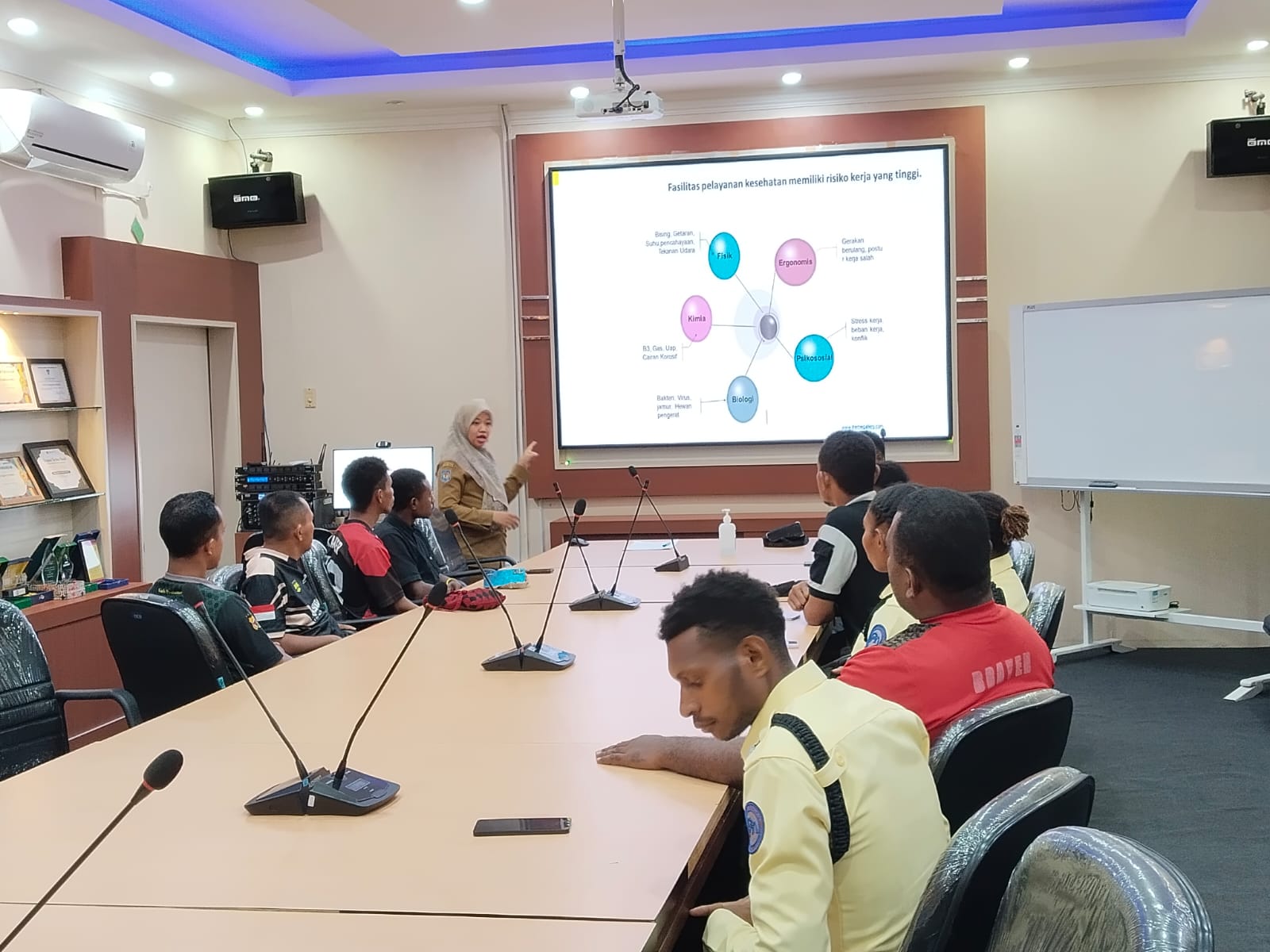 Personel mengikuti pembekalan keselamatan kerja di RSUD Mimika
